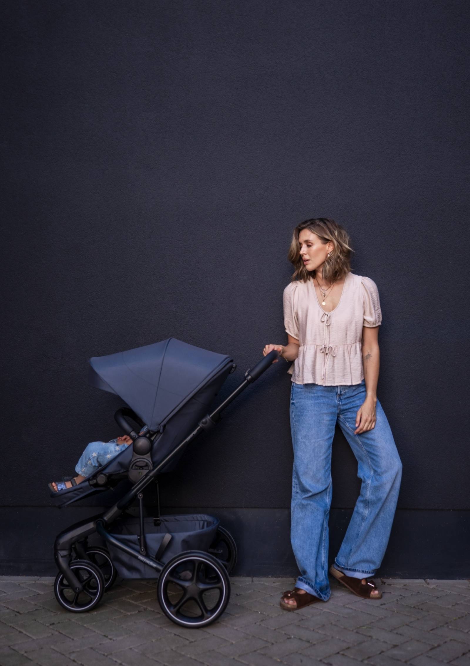 Frau mit Easywalker Sportwagen 'Harvey NXT' Deep Blue 