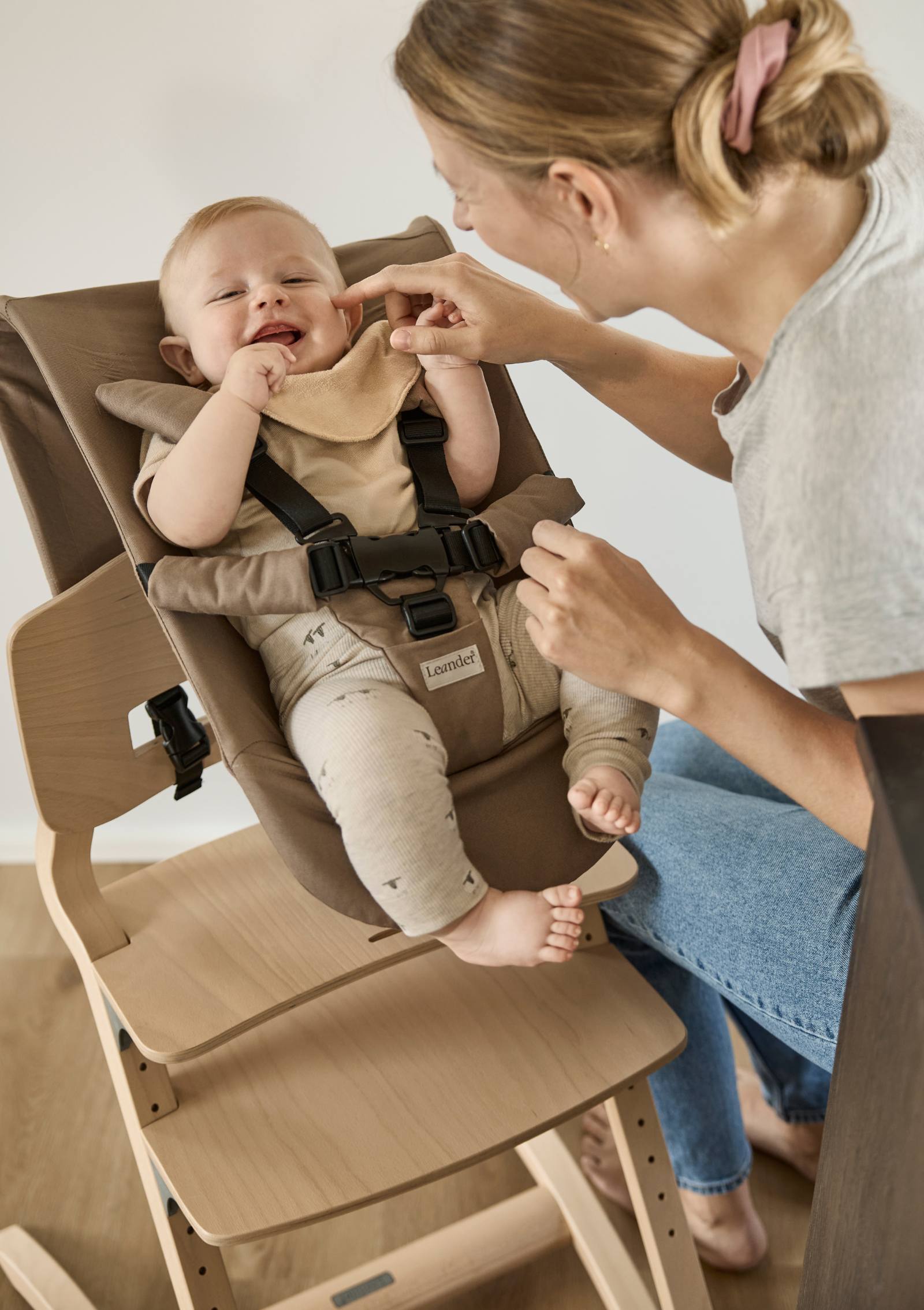 Baby im Leander Neugeborenen-Aufsatz für Hochstuhl Mocca
