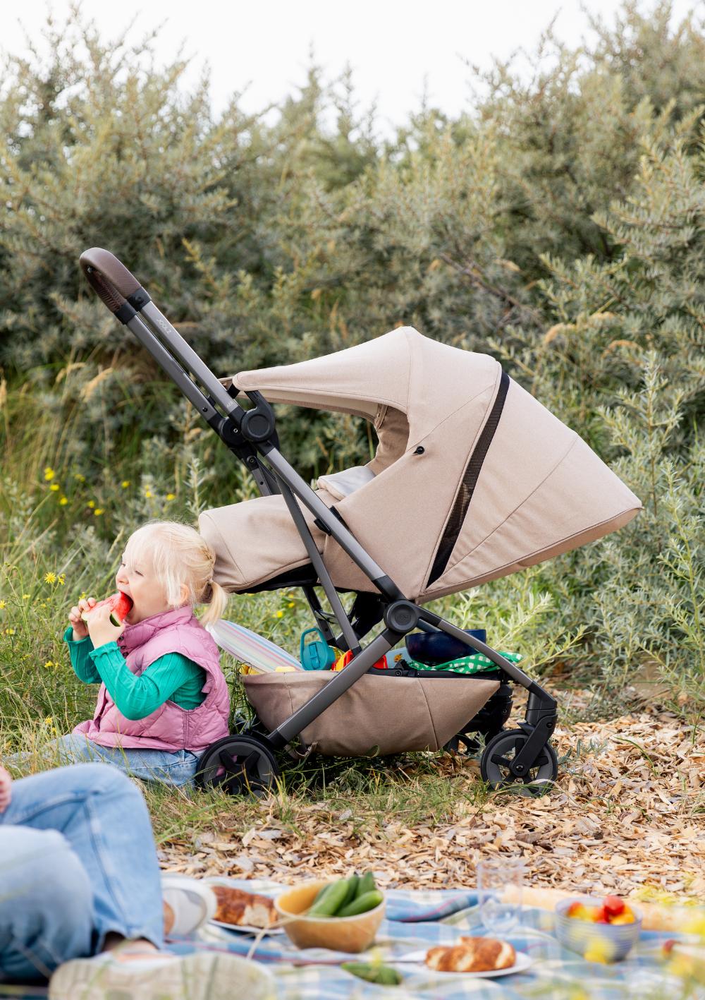 Picknick mit Joolz Buggy  Aer2 und Neugeborenen-Sitz 'Aer2 Nest to Seat' Sandy Taupe