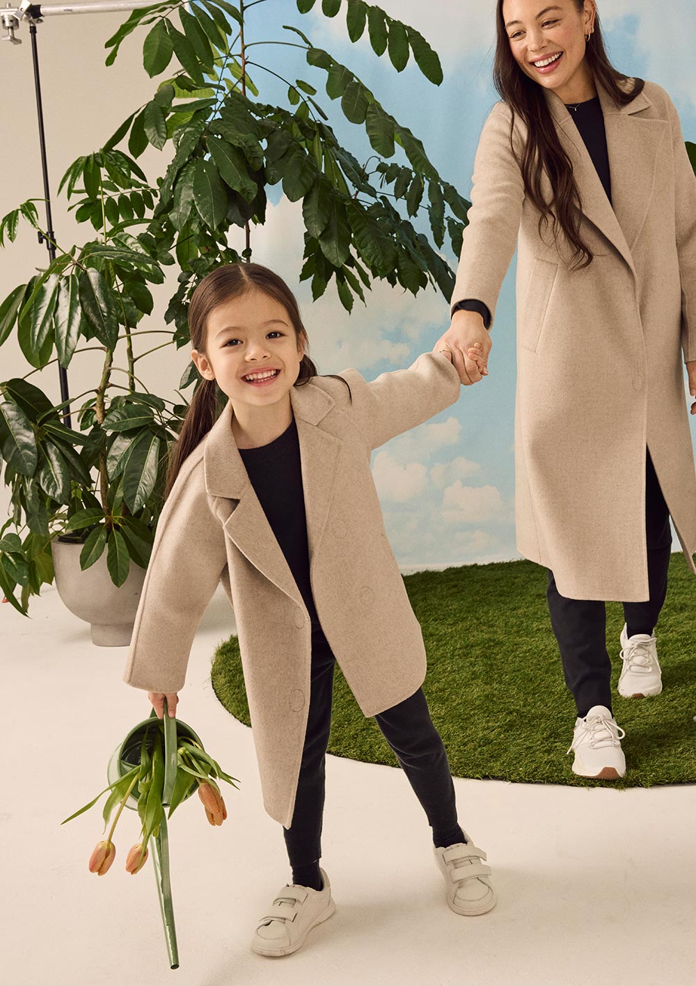 nuna Cashmere Kindermantel stone - Mama mit Kind