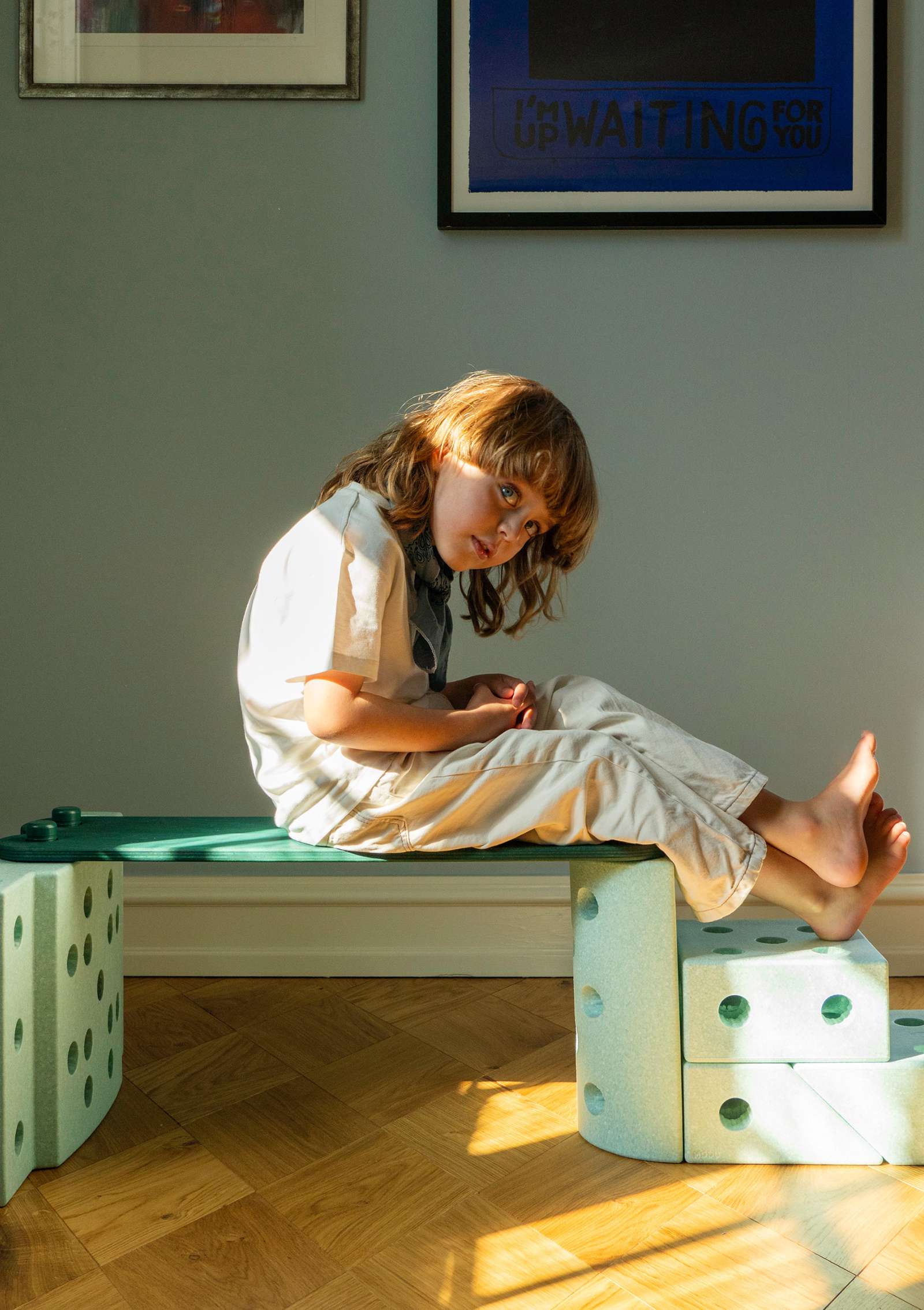 Mädchen sitzt auf MODU 2er Set Balancierbalken Forest Green