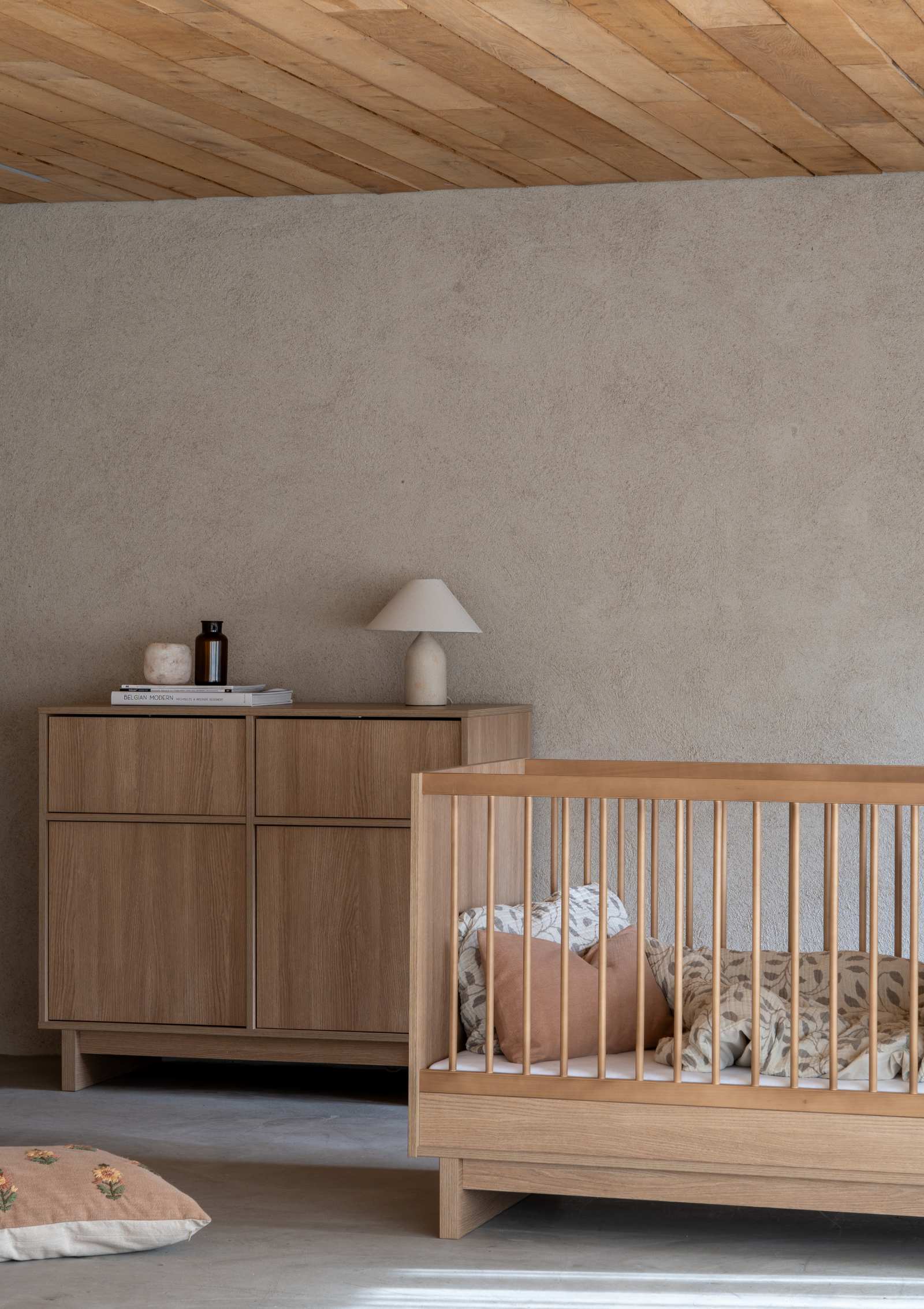 Quax 2-in-1 Bett 'Kyo' Honey Ash 140 x 70 cm und im Hintergrund: Kommode 'Kyo' 