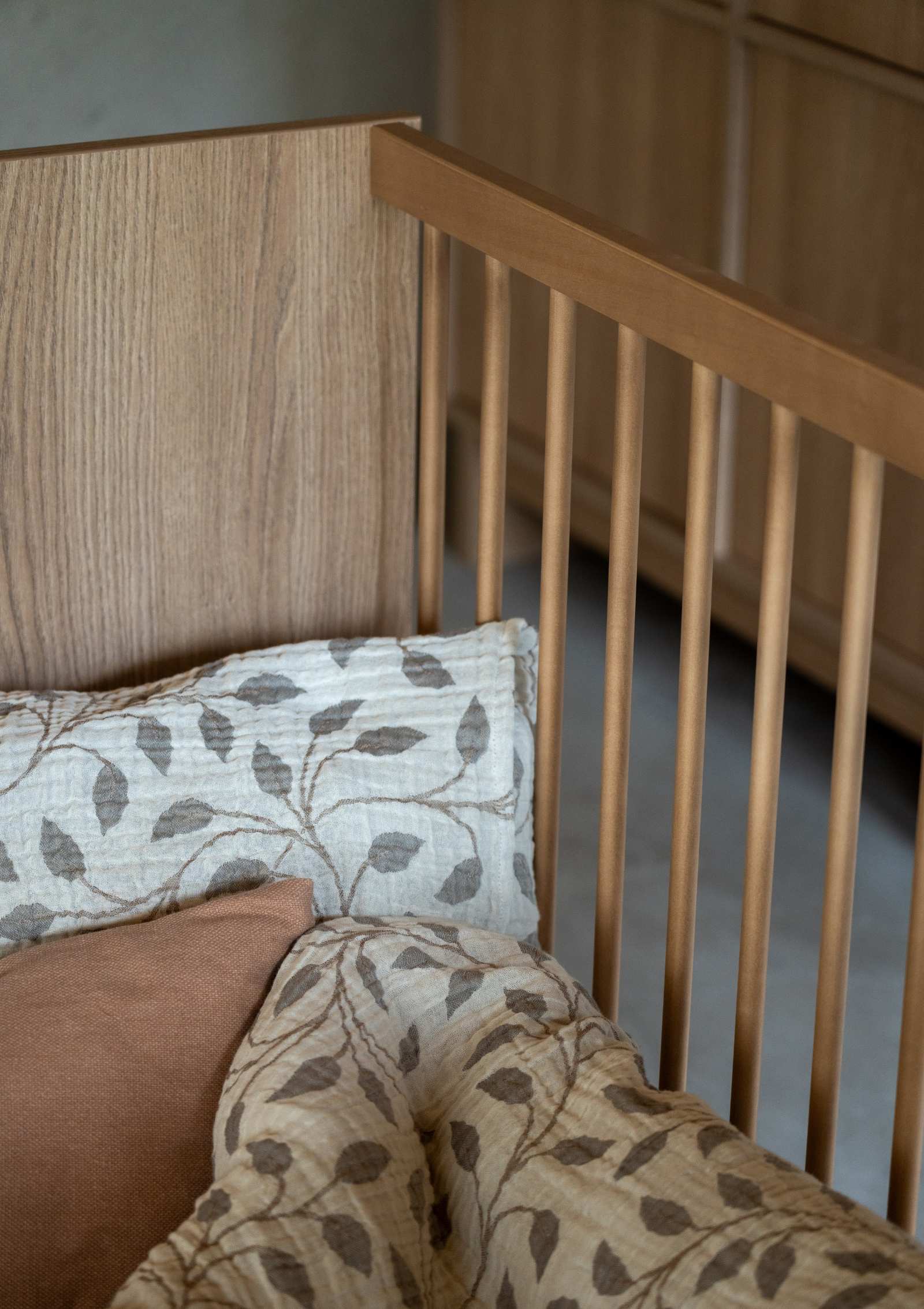 Quax Babybett 'Kyo' Honey Ash 120 x 70 cm – Ausschnitt mit Bettwäsche