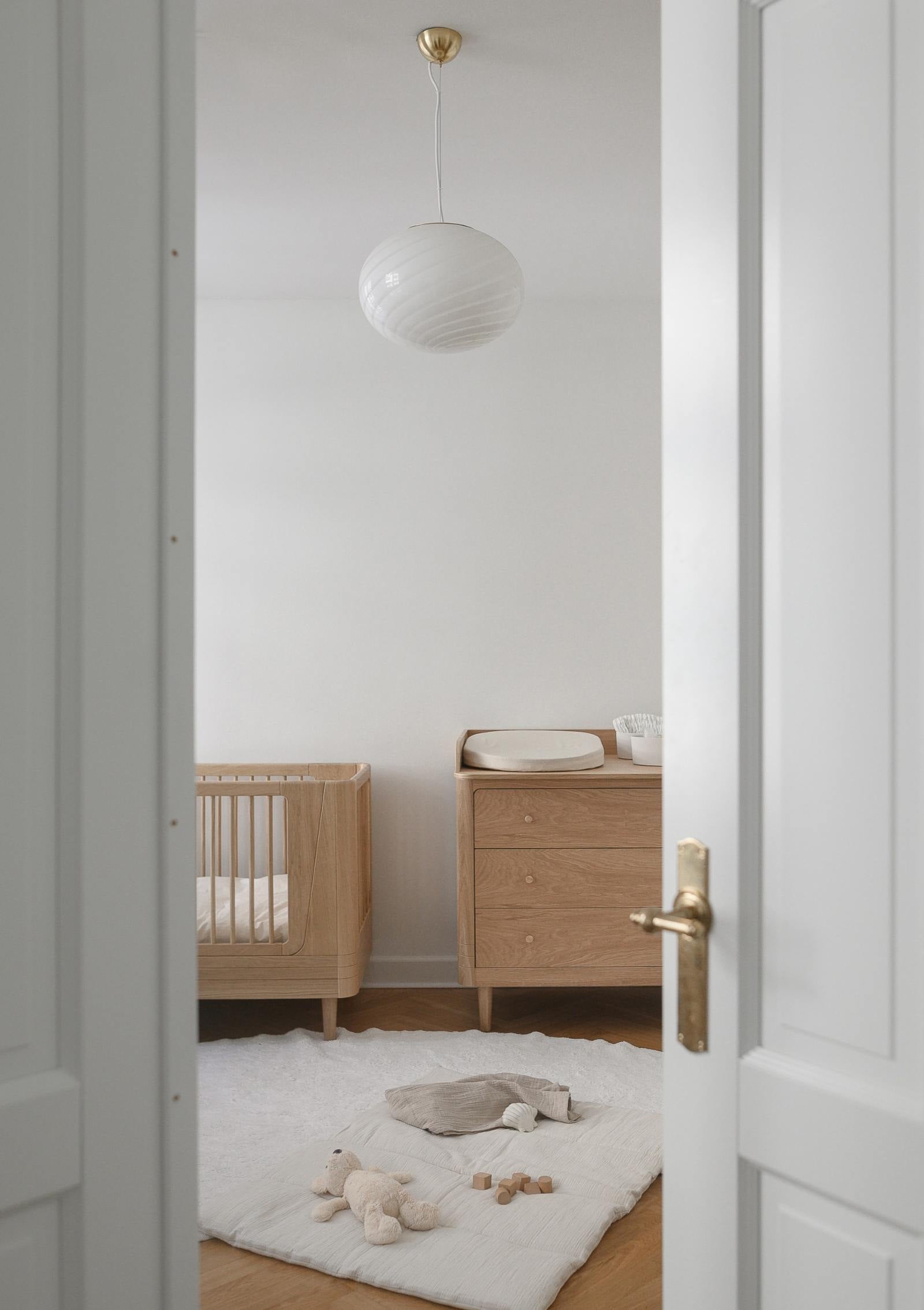 We Are Bitte Nature 2.0 Kollektion – (Wickel-)Kommode 'Nature Dresser 2.0' Eiche & Babybett 'Nature Baby Bed 2.0' Eiche 124,5 x 72,5 cm