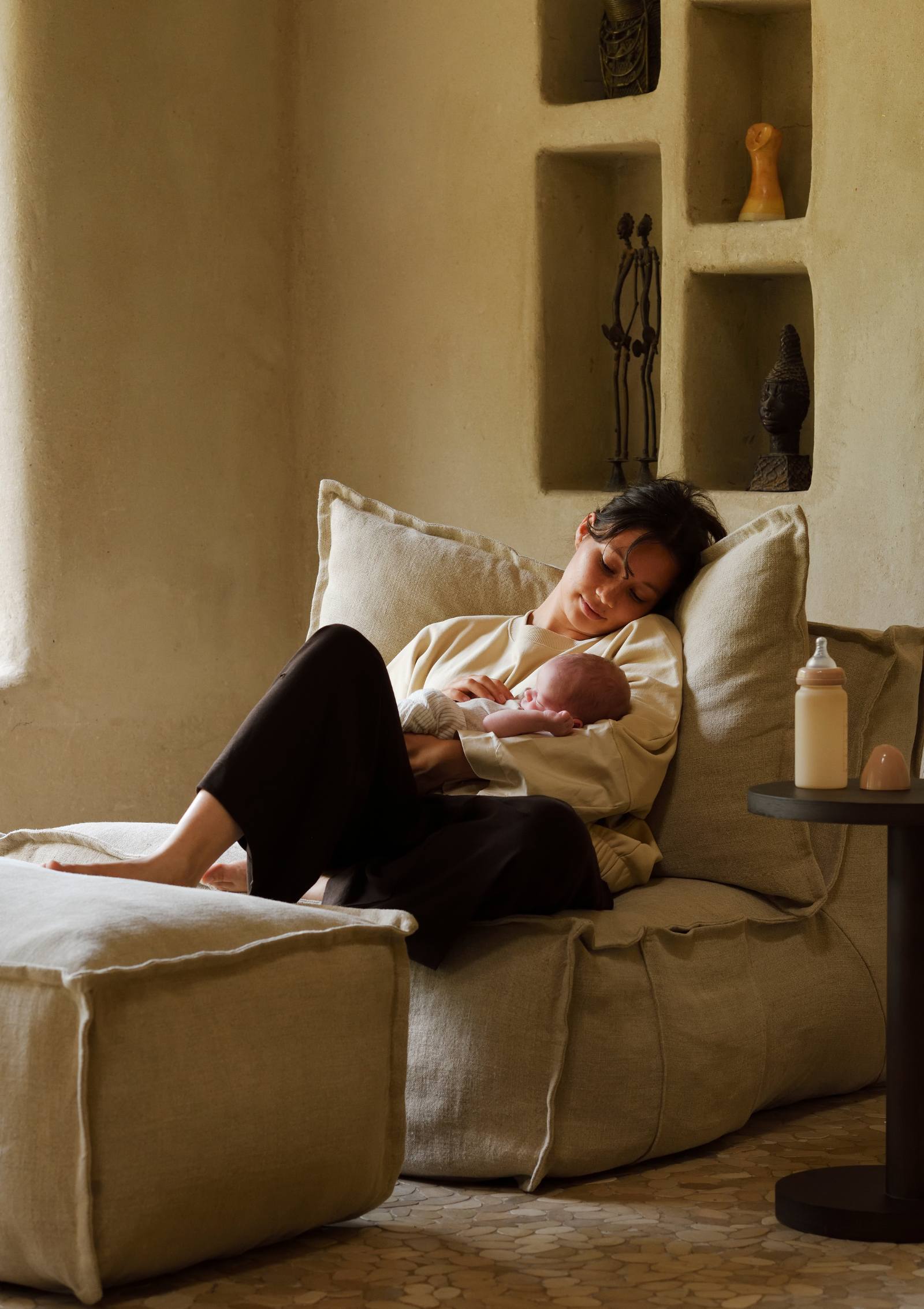 Frau kuschelt mit Baby im Quax Lounge-Sessel 'Linen Lounger' Beige ohne Armlehne