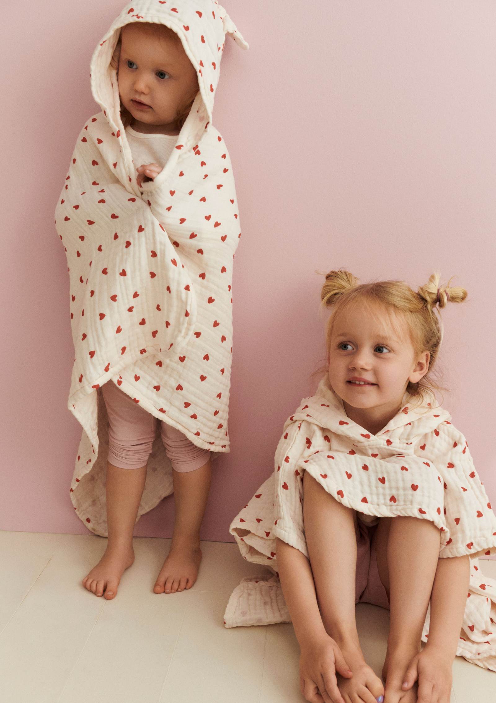 Kind mit Dear April Baby Kapuzenhandtuch