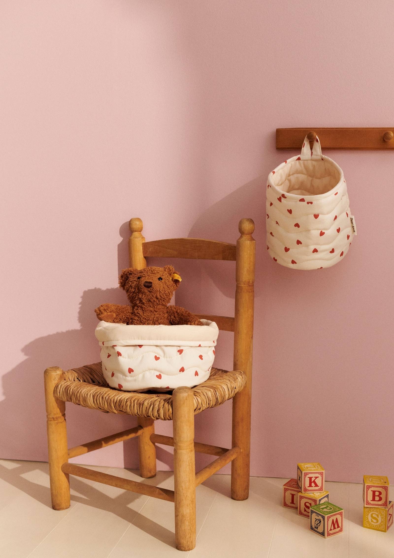 Dear April 2er Set Aufbewahrungskörbe 'Kiki' Little Love auf Kinderstuhl mit Teddy