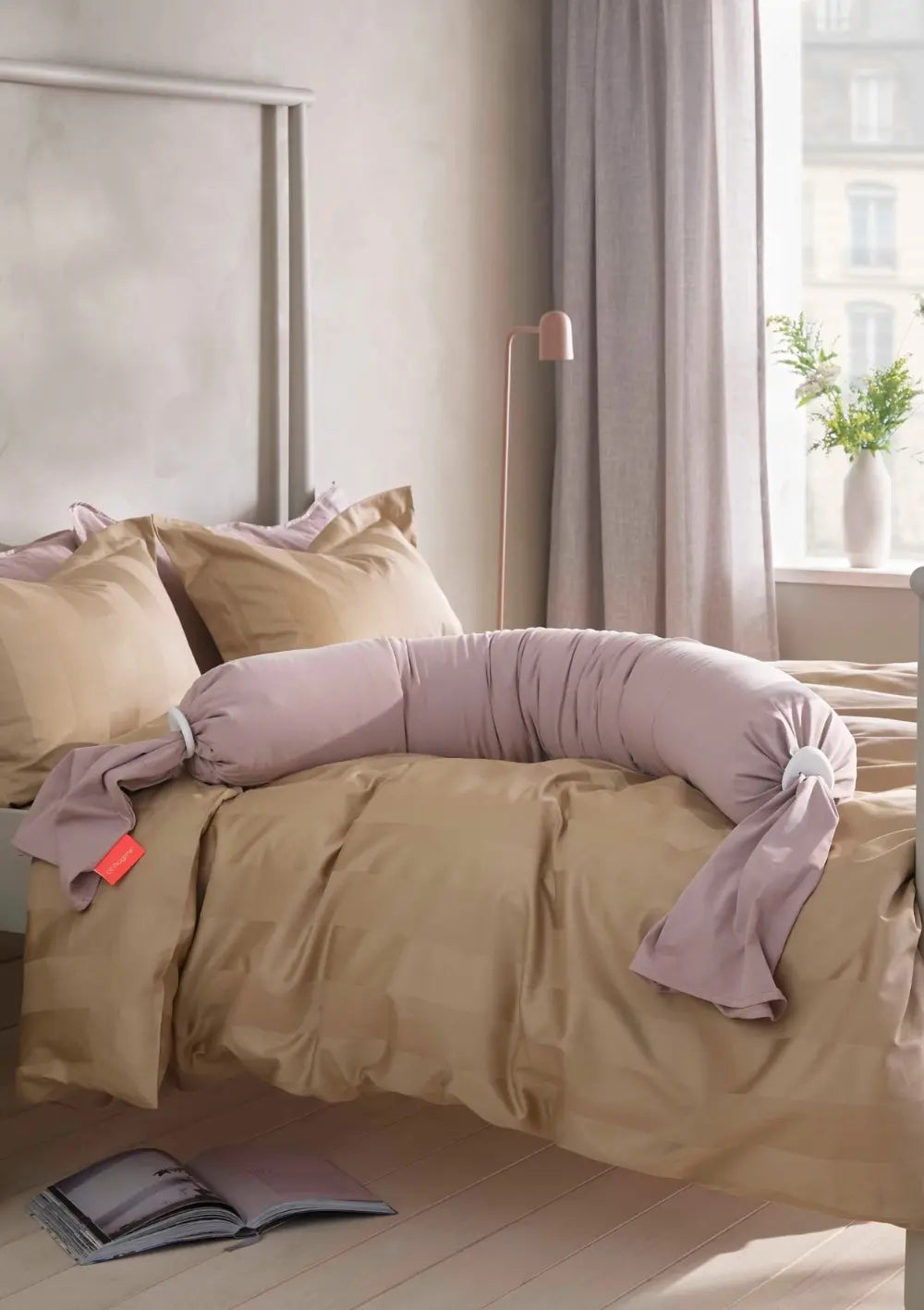 bbhugme Schwangerschaftskissen Dusty Pink liegt auf einem Doppelbett in einem modern eingerichtetem Schlafzimmer