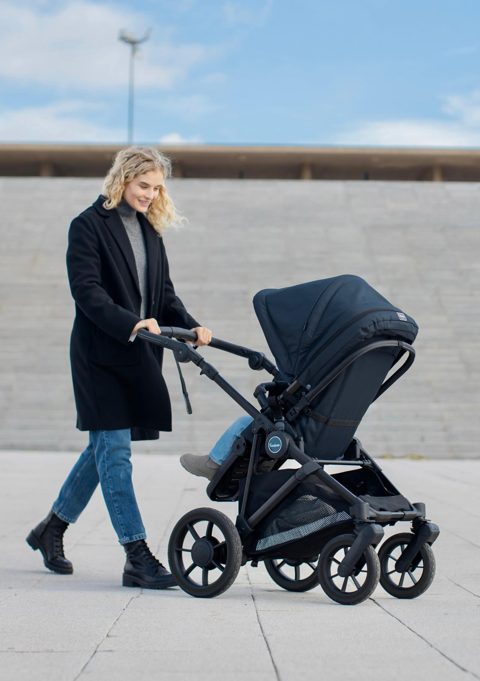 Frau schiebt Emmaljunga Sportwagen 'SUPER SONIC' Urban Dark Navy