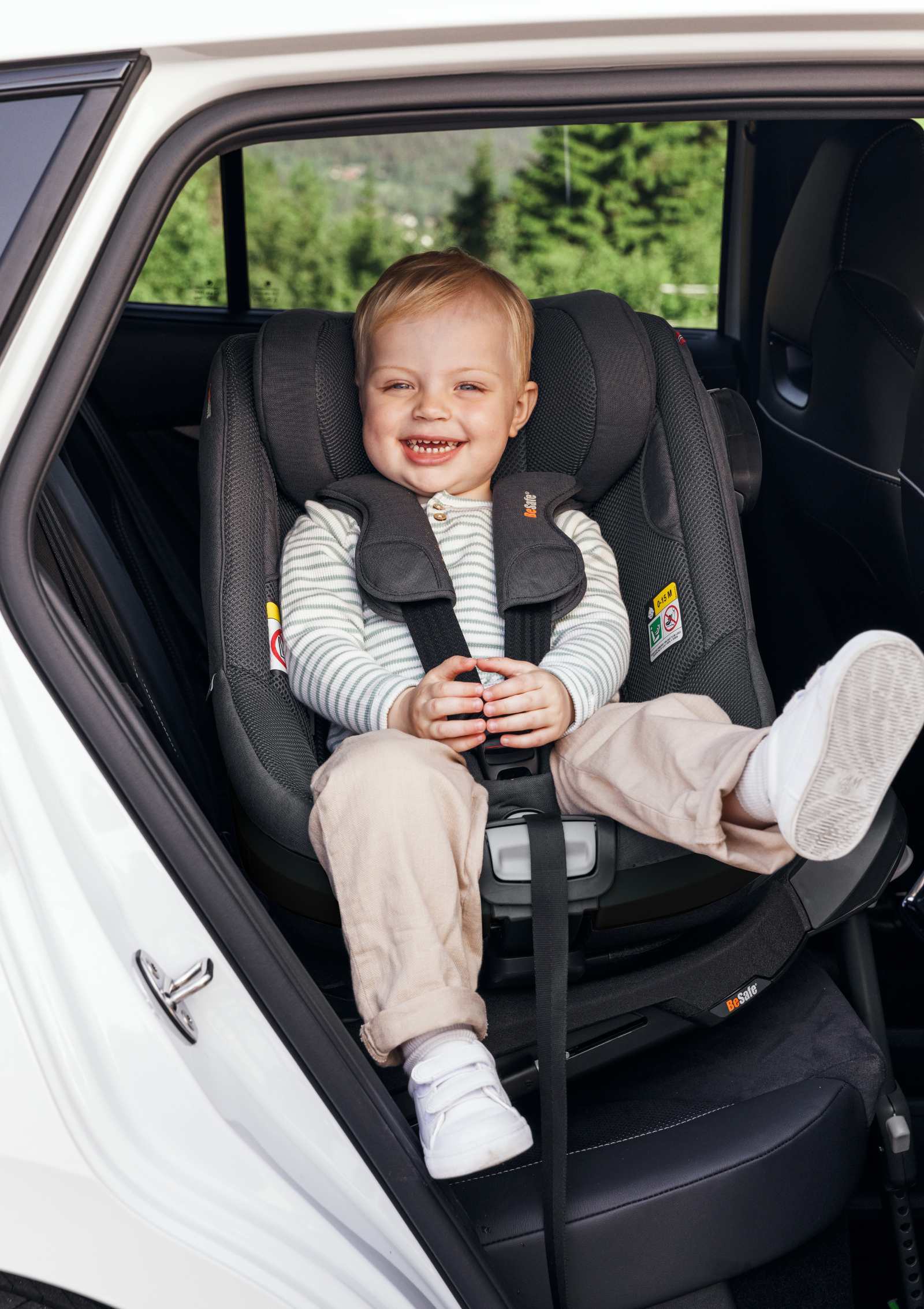 Junge sitzt in BeSafe Reboarder 'Beyond2' Anthracite Mesh