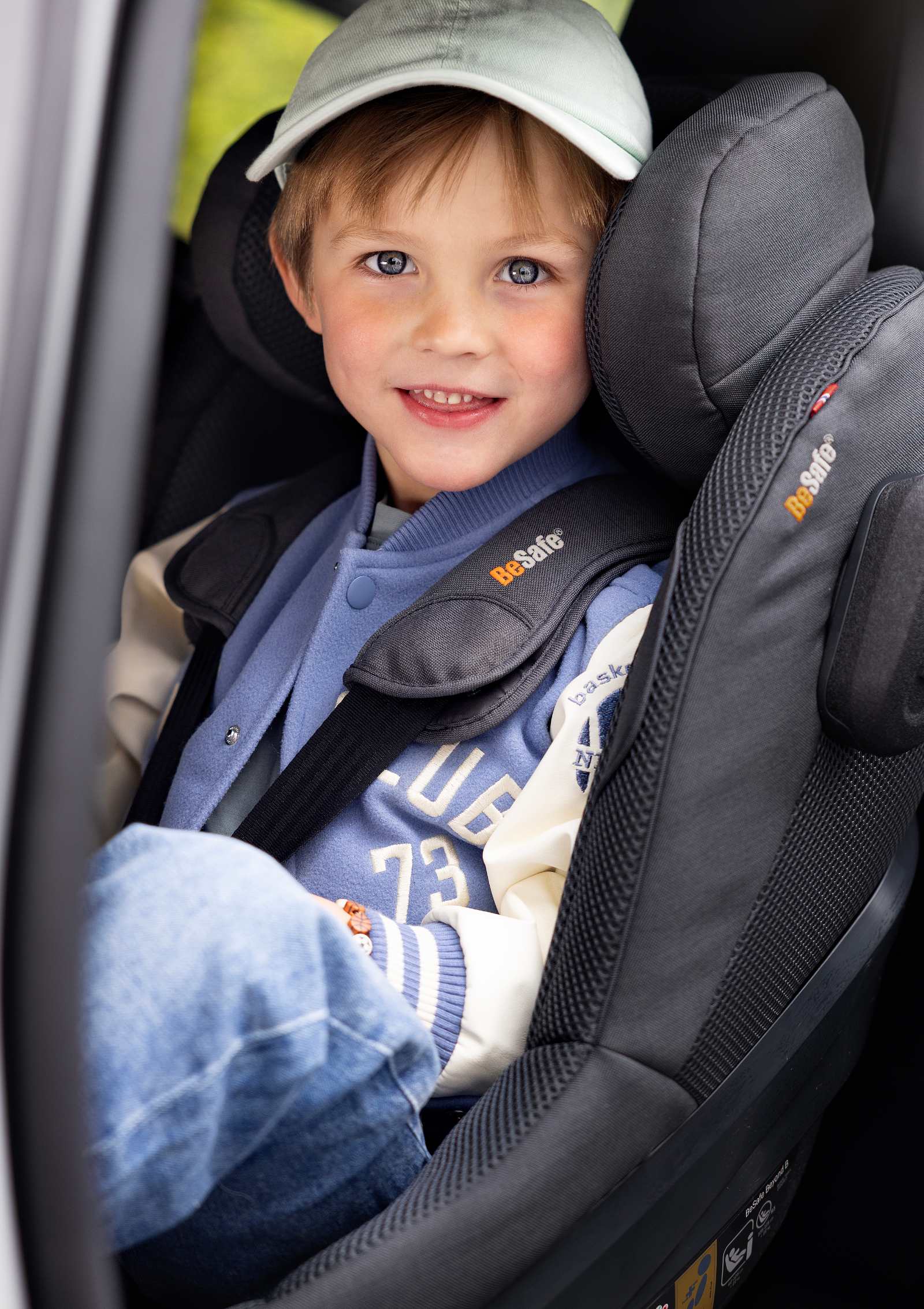 Kind im Schulalter in BeSafe Reboarder 'Beyond2' Anthracite Mesh