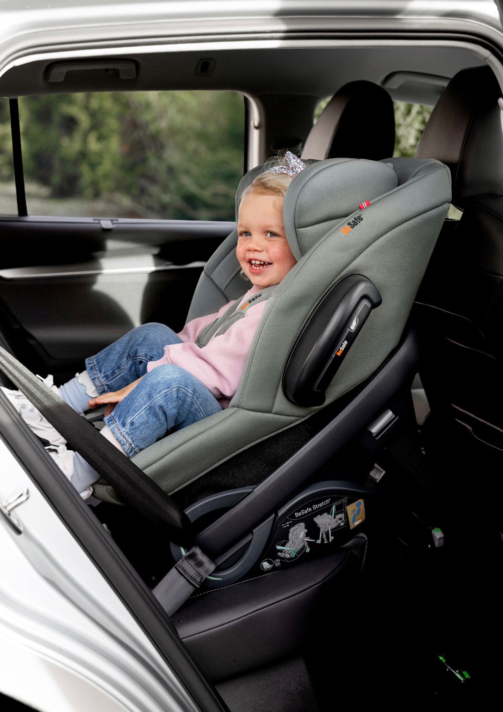 Kleinkind sitzt im BeSafe Reboarder 'Stretch2' Meadow Green SoftBreeze