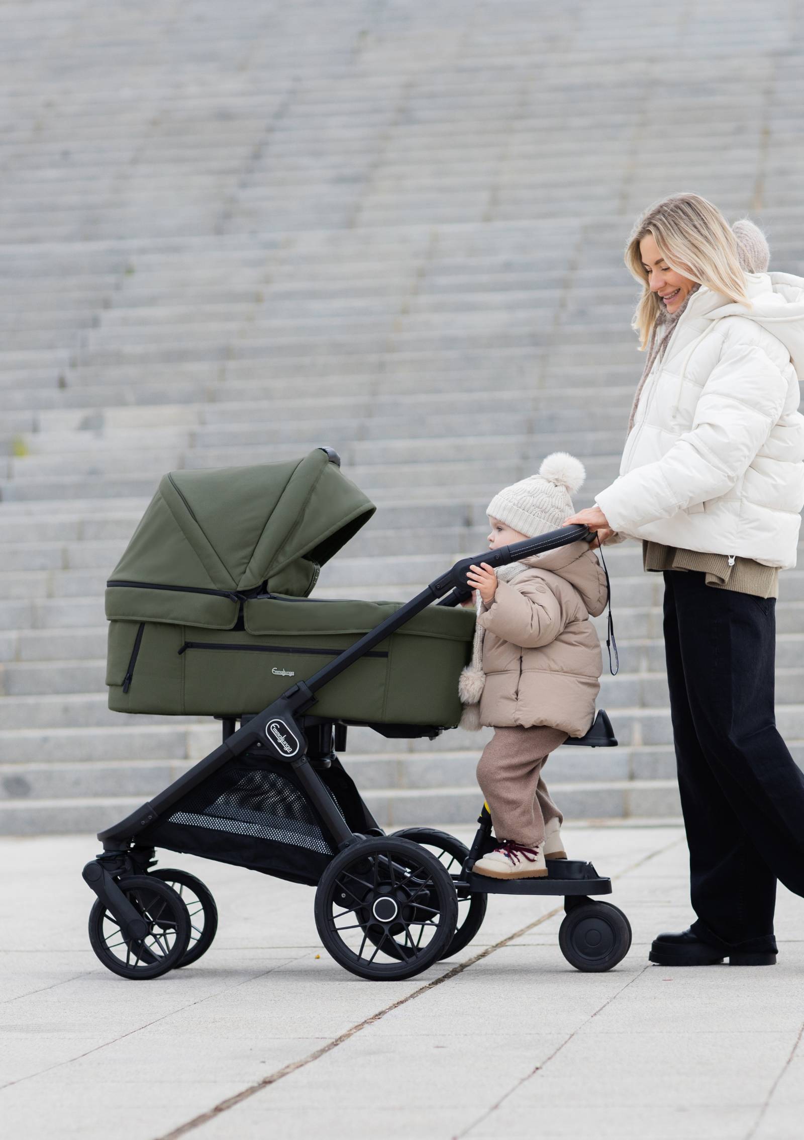 Mutter unterwegs mit zwei Kindern –Emmaljunga Kinderwagen-Set 'SENTO PRO' Urban Green plus Geschwisterboard