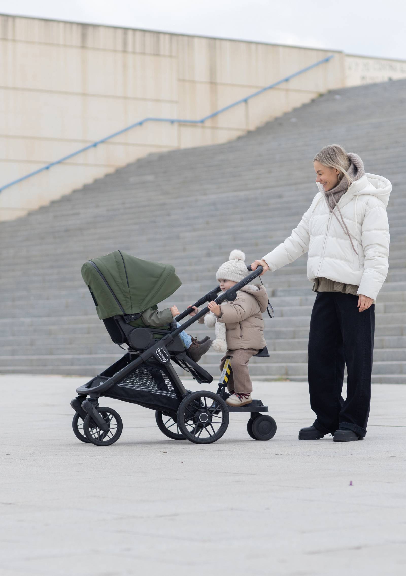 Mutter unterwegs mit zwei Kindern –Emmaljunga Kinderwagen-Set 'SENTO PRO' Urban Green plus Geschwisterboard