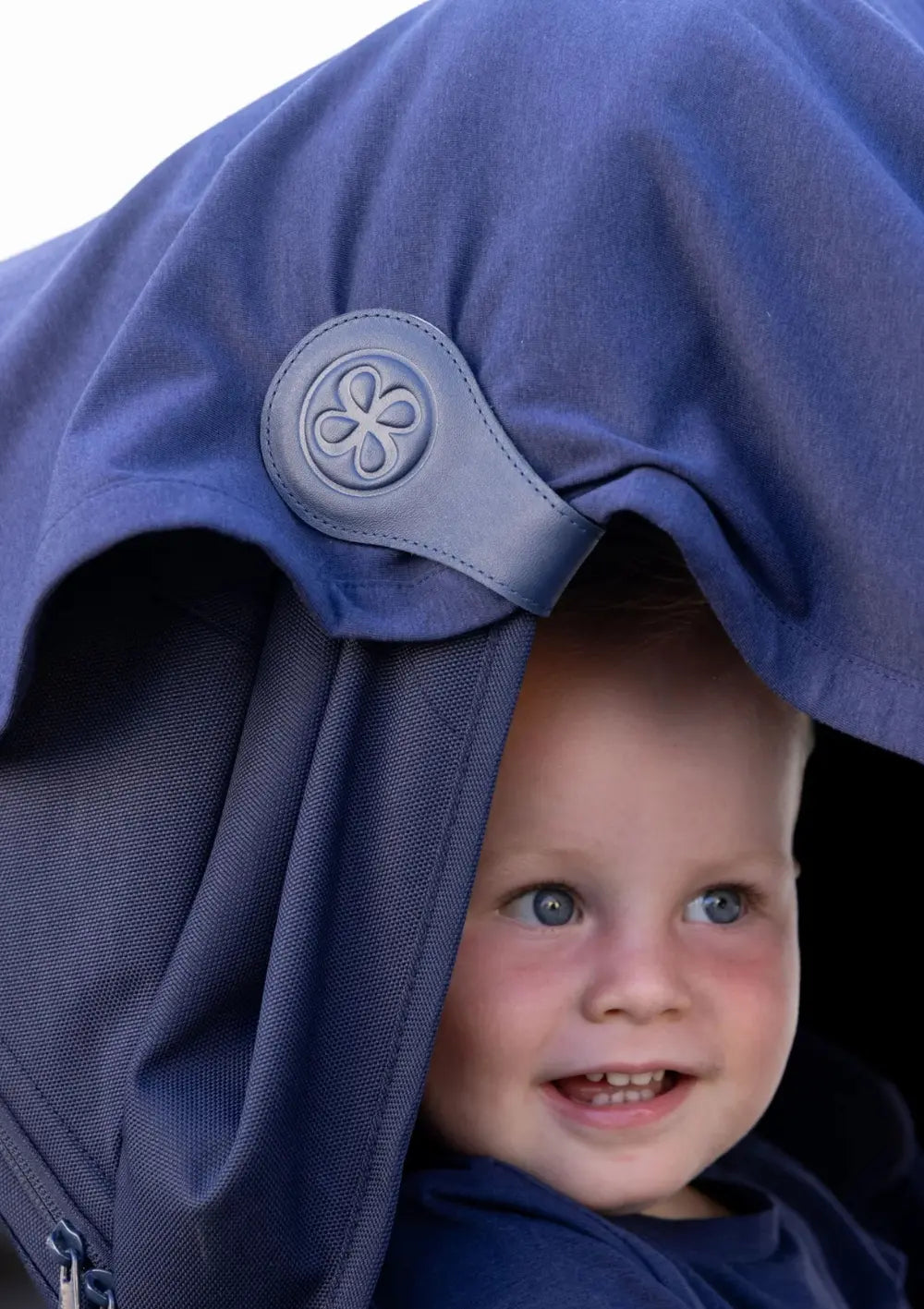 Cloby Multifunktionale UV-Decke UPF 50+ Navy mit Clips am Kinderwagen befestigt