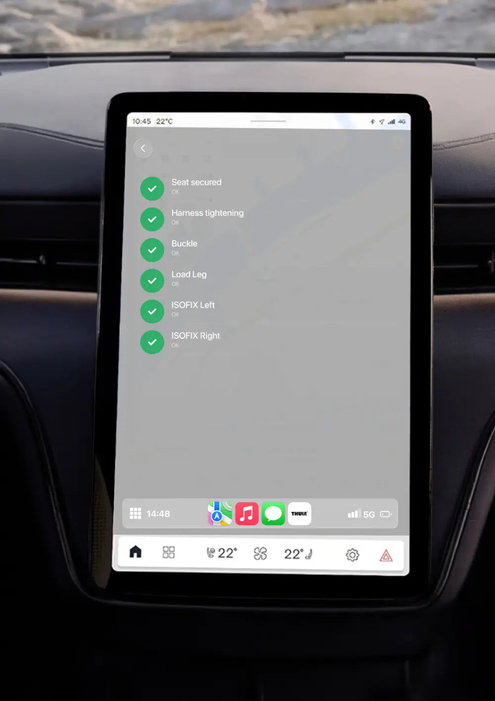 Thule Connected Safety App zeigt grüne Checkliste für korrekten Kindersitz-Nutzung auf Auto-Display