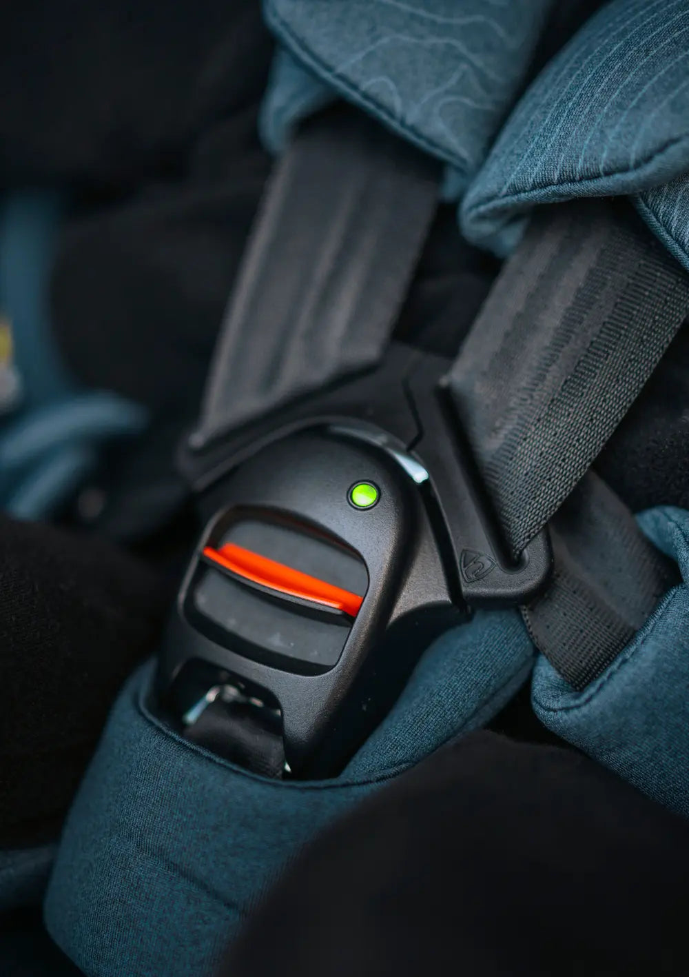 Thule Kindersitz 'Elm Connect 360' Darkest Blue (Nahaufnahme Gurtschloss)