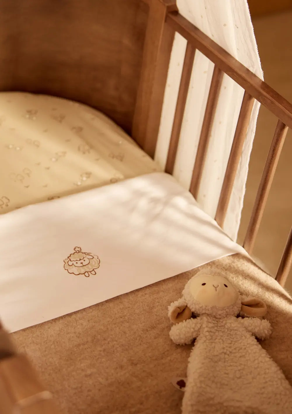Stilvoll ausgestattetes Babybett mit der Jollein Merino Decke Wiege Dark Hazel 100 x 75 cm