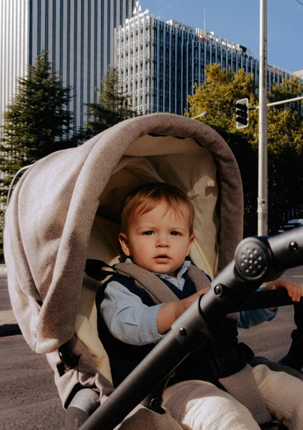 Kleinkind sitzt im Sportsitz des Angelcab Kinderwagen-Sets 'U3-Series' Archway