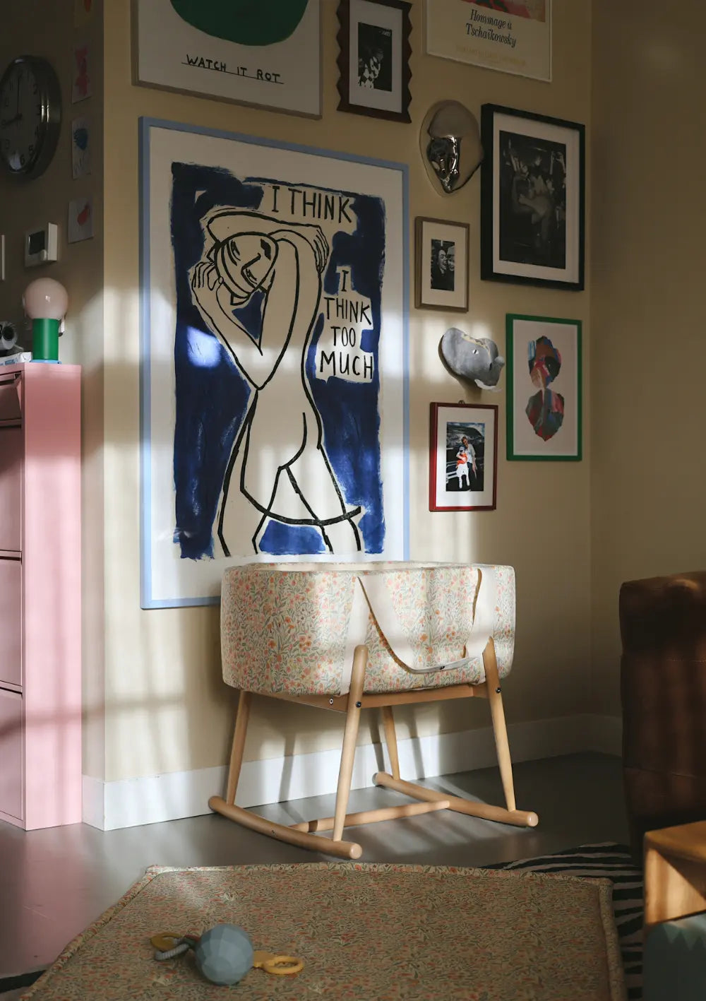 Charlie Crane Moseskorb 'Kuko' Mushie Pastel Bloom steht vor einer Bilderwand in einem modernen Zuhause